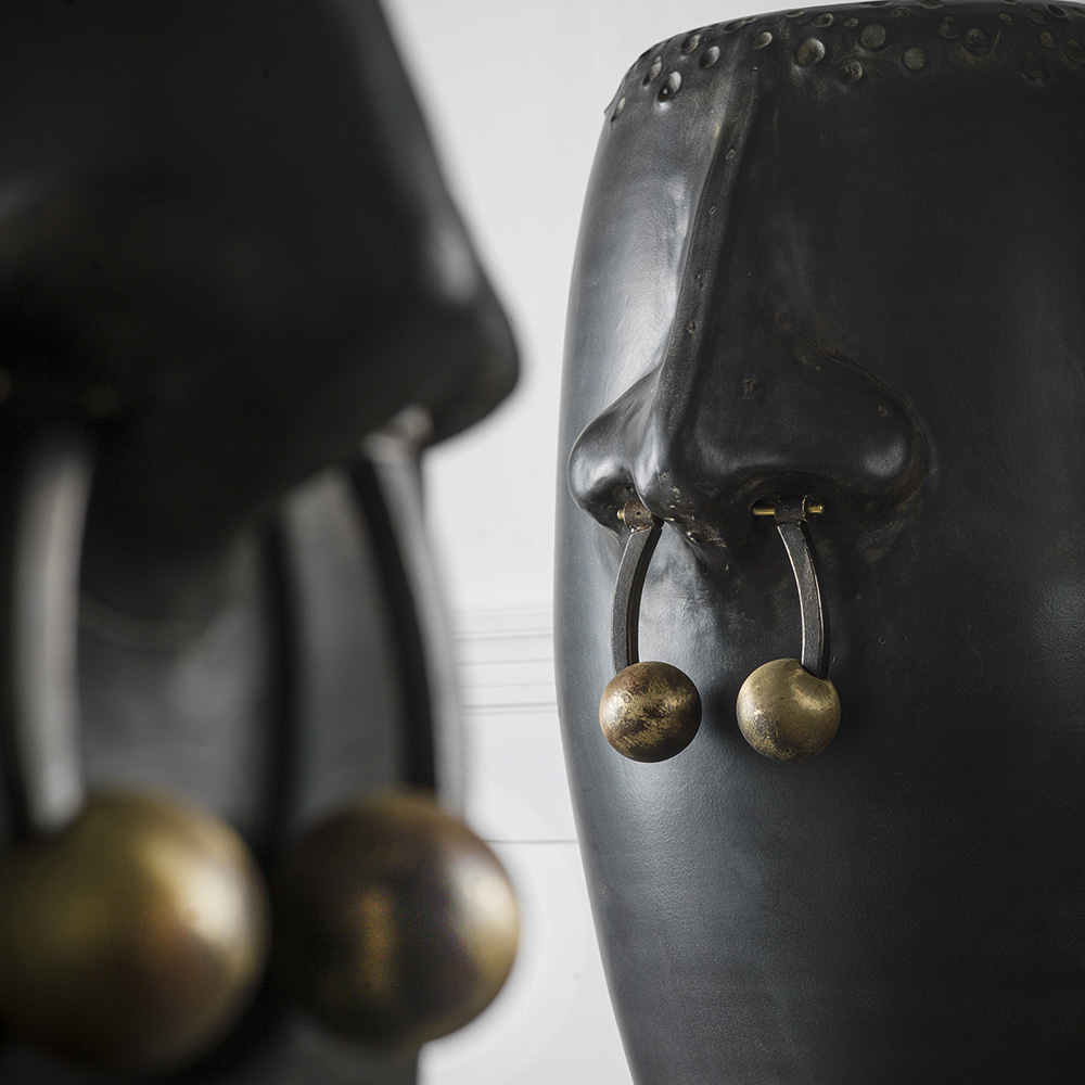 Vaso in ceramica con naso tutto tornito e modellato a mano con piercing in metallo e ottone naturale 

